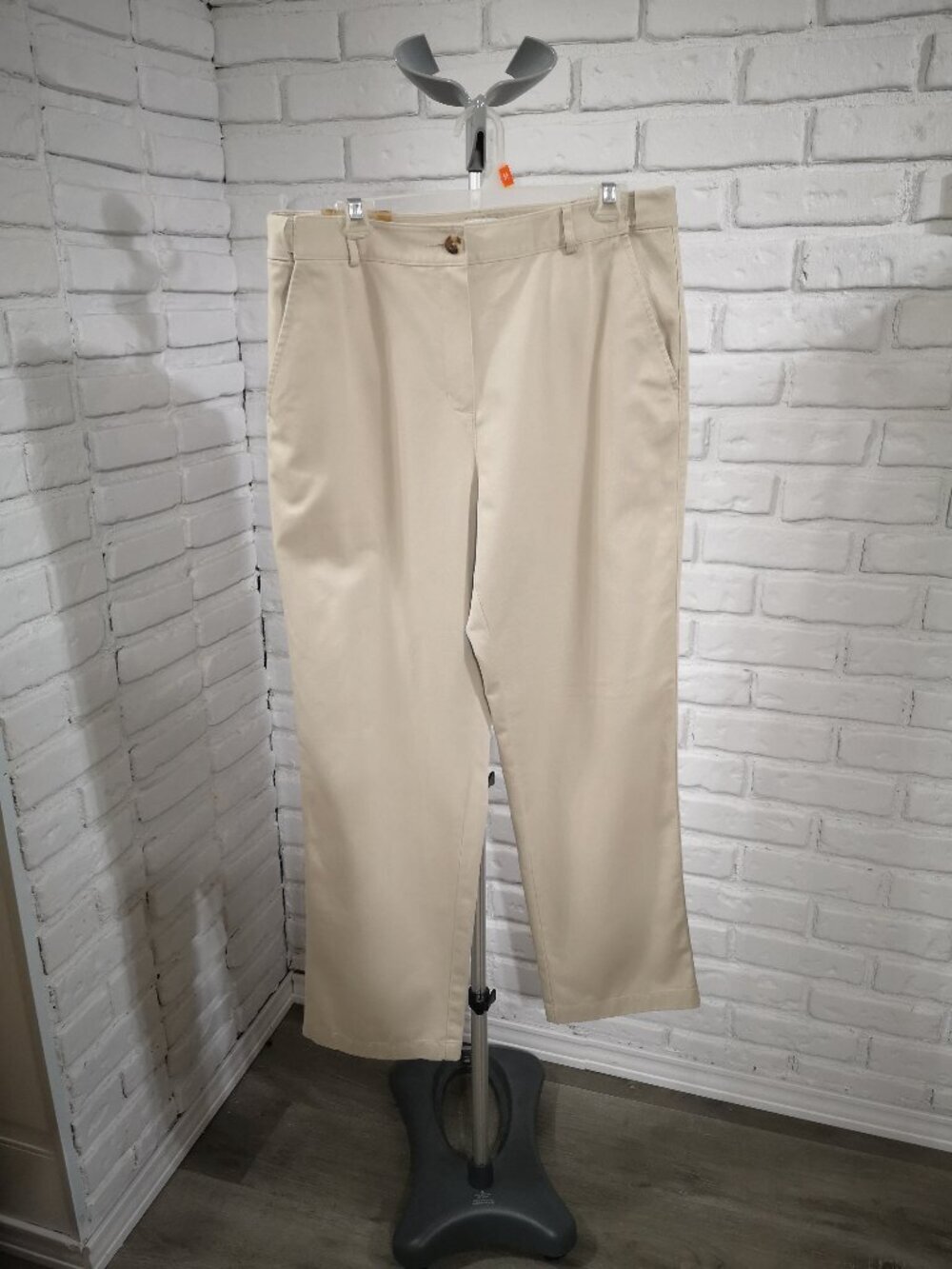 NWT L.L. Bean Classic Fit Ladies Size 12 Regular Light Tan Zipper & Button Pant - Picture 1 of 15